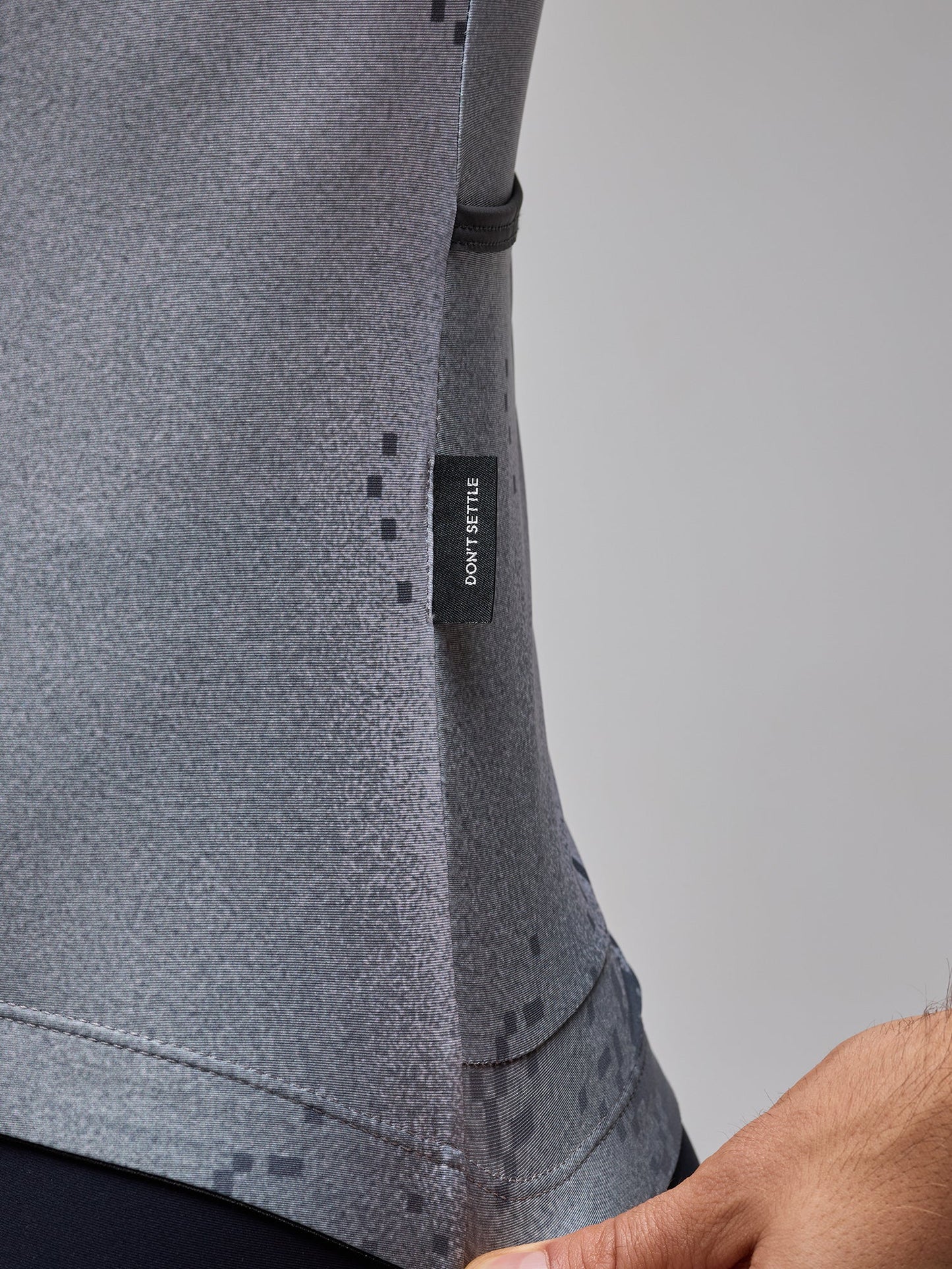CAMISETA ESSNTL - PIXEL SLATE